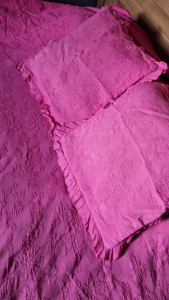 Narzuta na łóżko różowa komplet z poszewkami na poduszki Zara Home