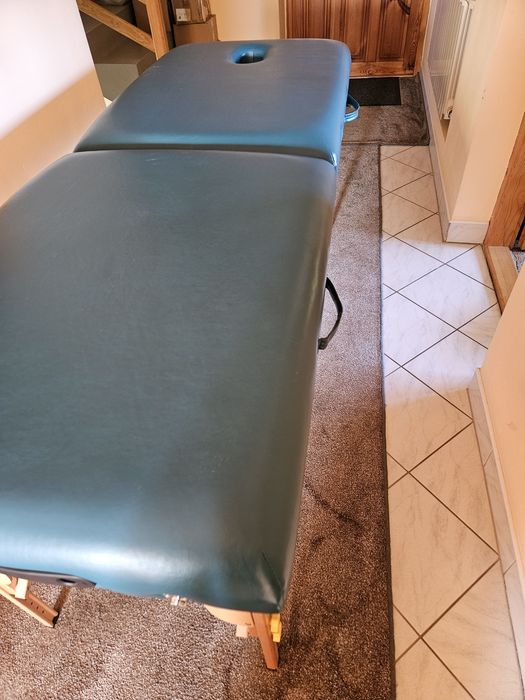 Solidny stół do masażu