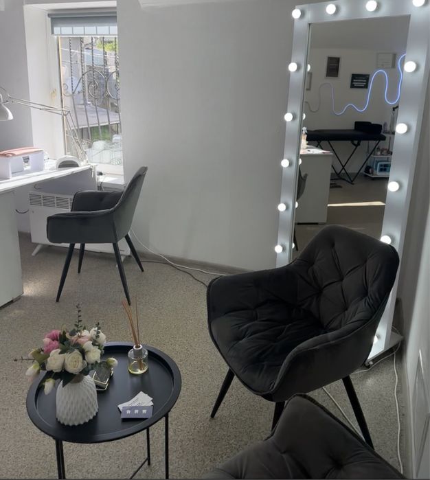 терміново продам стільці в новому стані