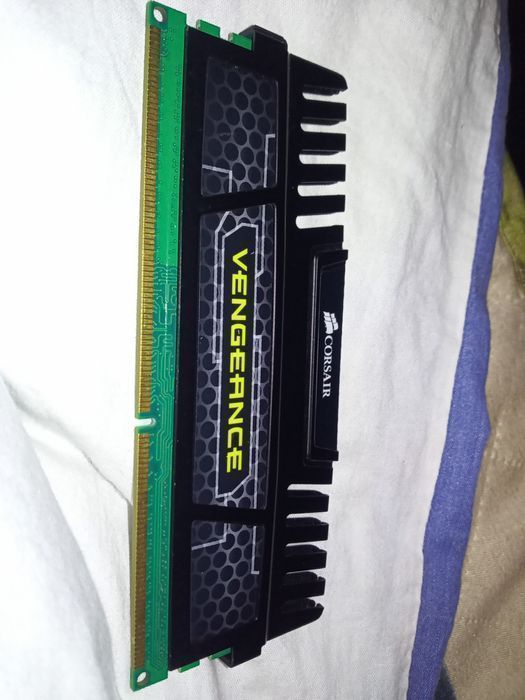 Ram Corsair Vengeance 4gb-ddr3/Gainward hd4850 pci e 512mb ddr3