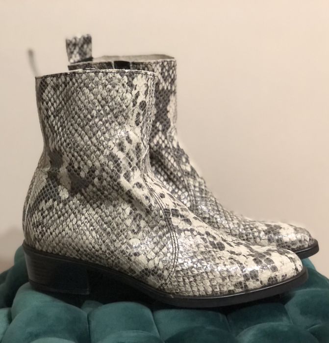 Жіночі шкіряні козаки