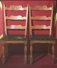 Stare stylowe drewniane krzesła obite.