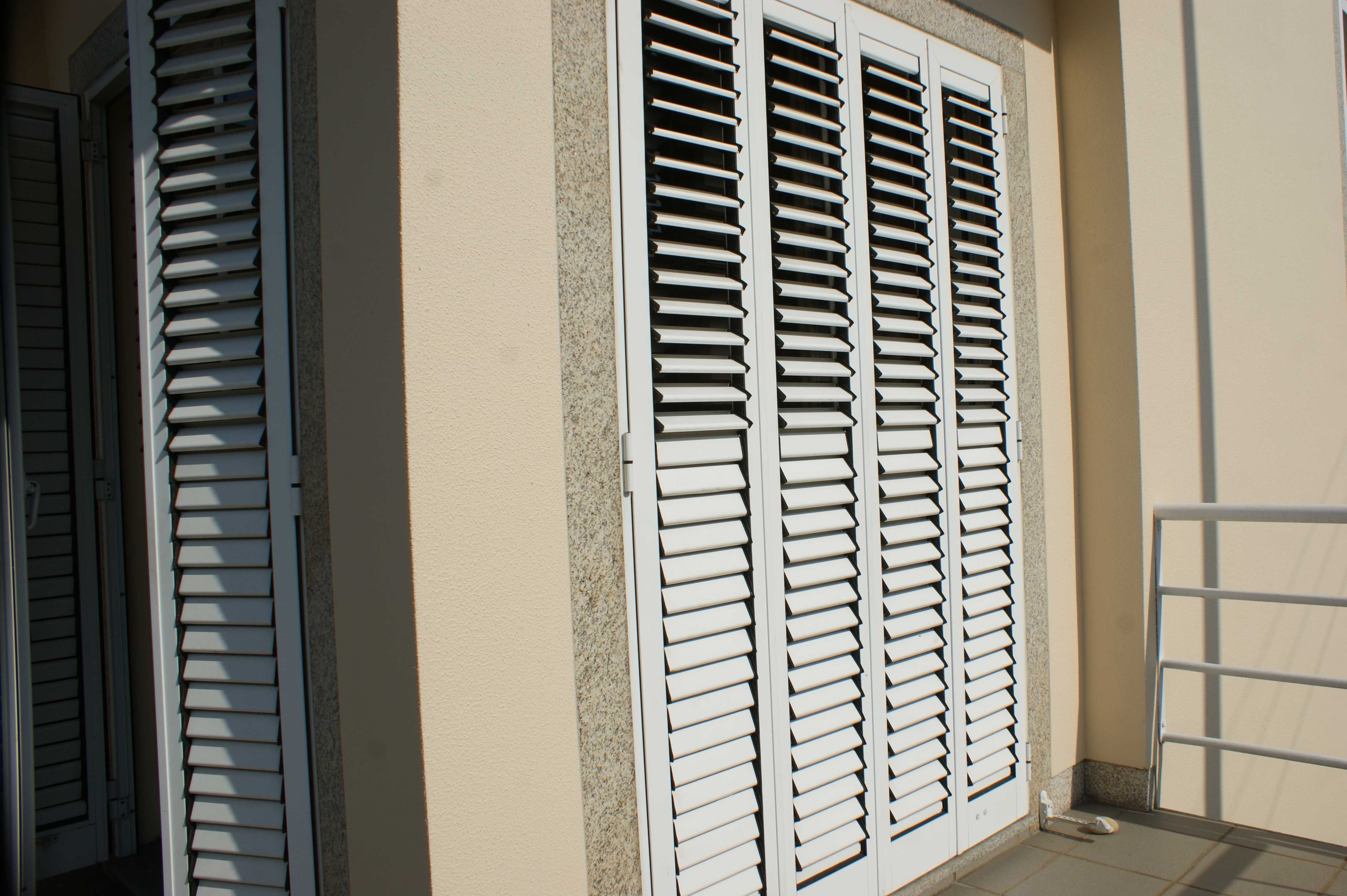 Janelas c/ Vidros Duplo e Persianas Alumínio