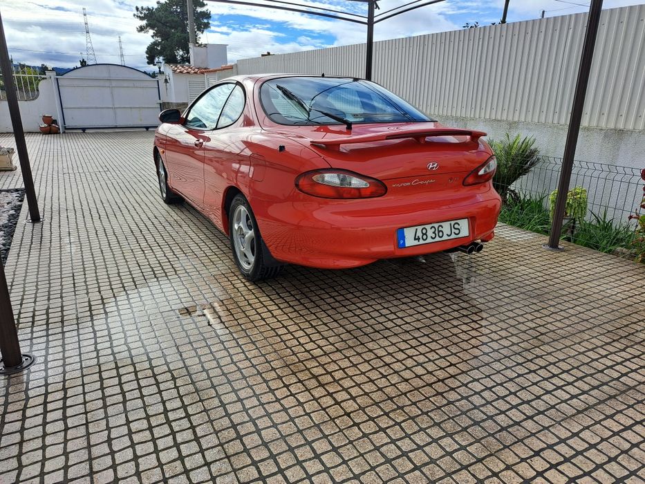 Hyundai coupe vermelho