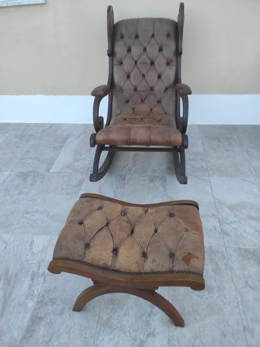 Cadeira de baloiço e repousa pés Capitoné