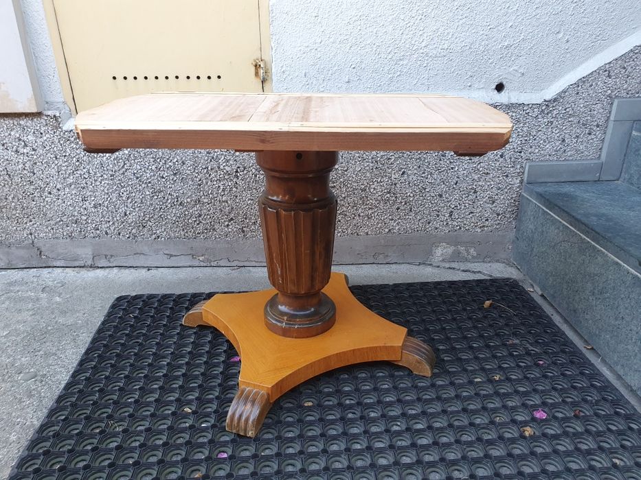 Starą masywna podstawa stołu ławy