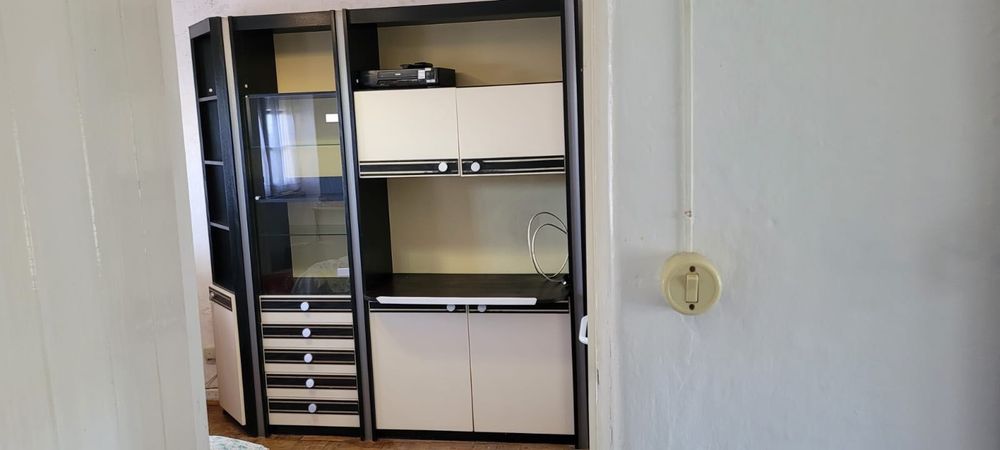 Armário de sala modular com vidro usado, em boas condições
