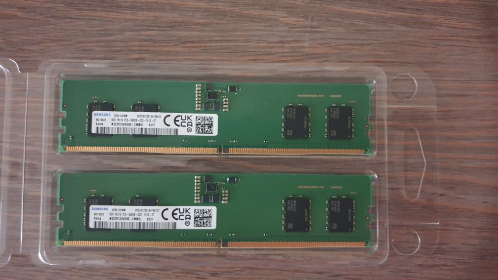 Оперативна пам'яті  Samsung DDR5 8GB 5600Mhz (M323R1GB4DB0-CWM) є 2 шт