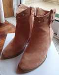 Botins novos camurça