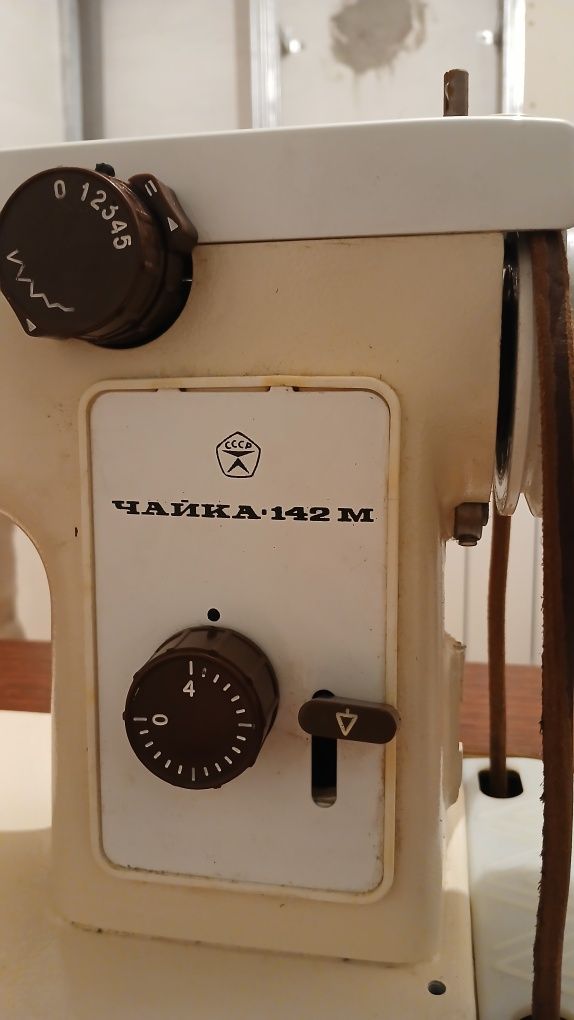 Продам ножную швейную машинку Чайка 142м