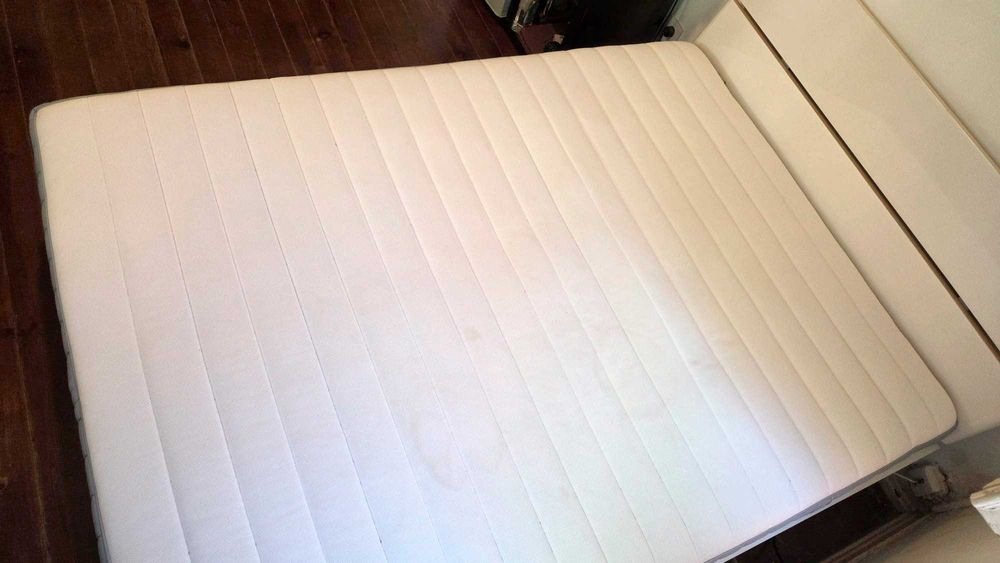 Cama com estrado + colchão (140x190) – Excelente estado