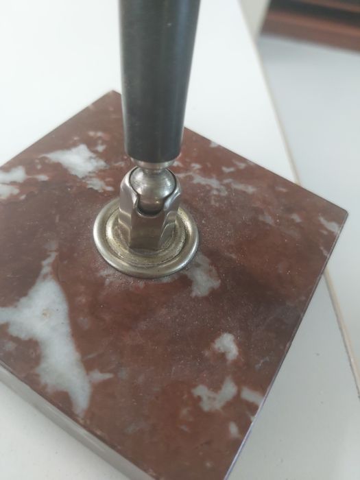 Stojak na pióro z marmurową podstawą