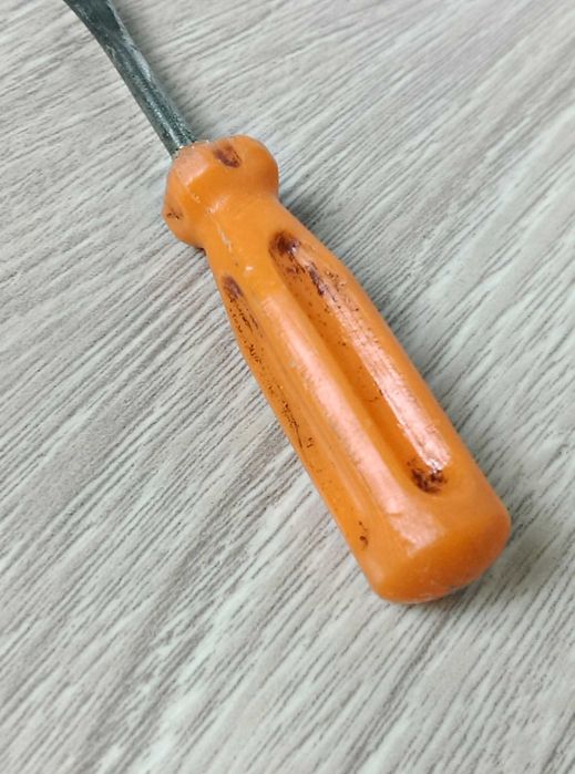 Mały stary śrubokręt płaski śrubokręcik pomarańczowy PRL 7,5 cm