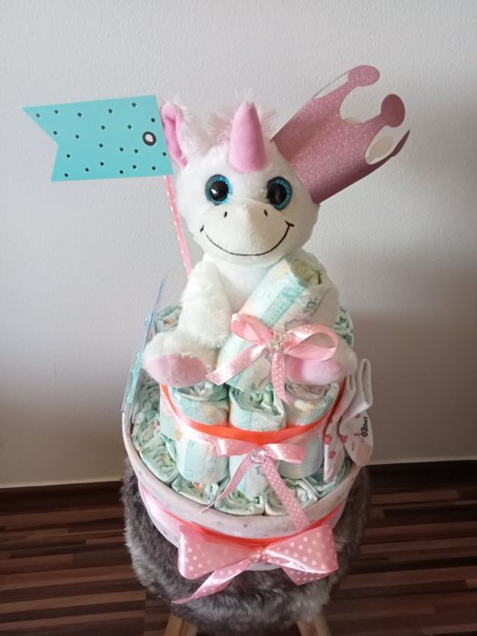 Różowo biały pieluszkowy tort wykonany z 35szt. pampersów.