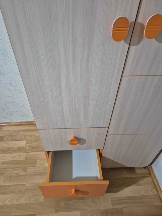 Шафа для одягу світла