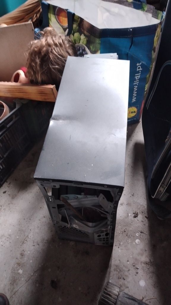 Vendo esta torre de computador fixo!!! 5€ para despachar c/urgência!!!