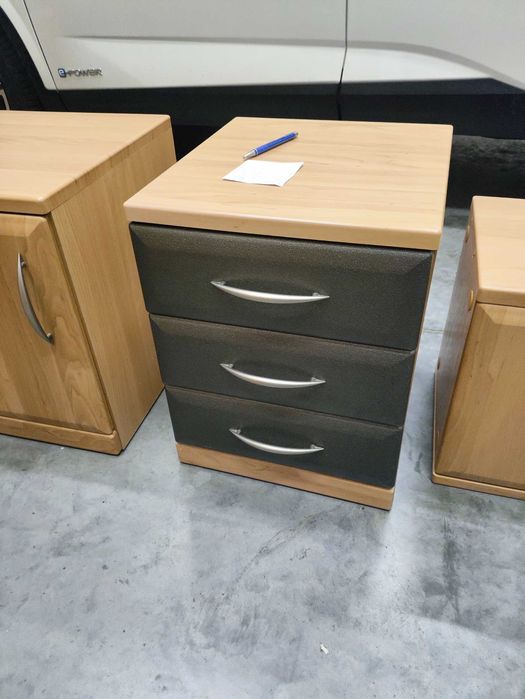 Mała szafka z szufladami