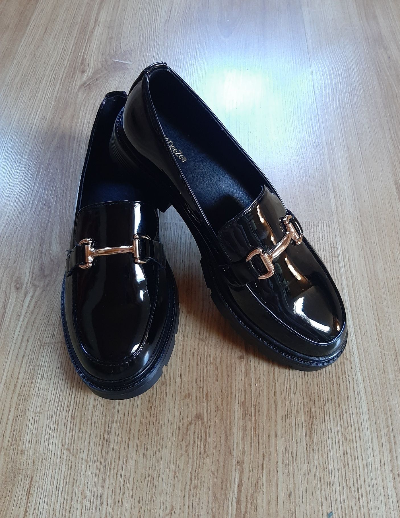 Czarne lakierki loafersy ze złotą ozdobą