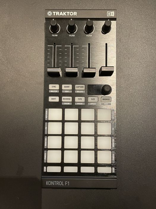 Traktor F1 controlador DJ