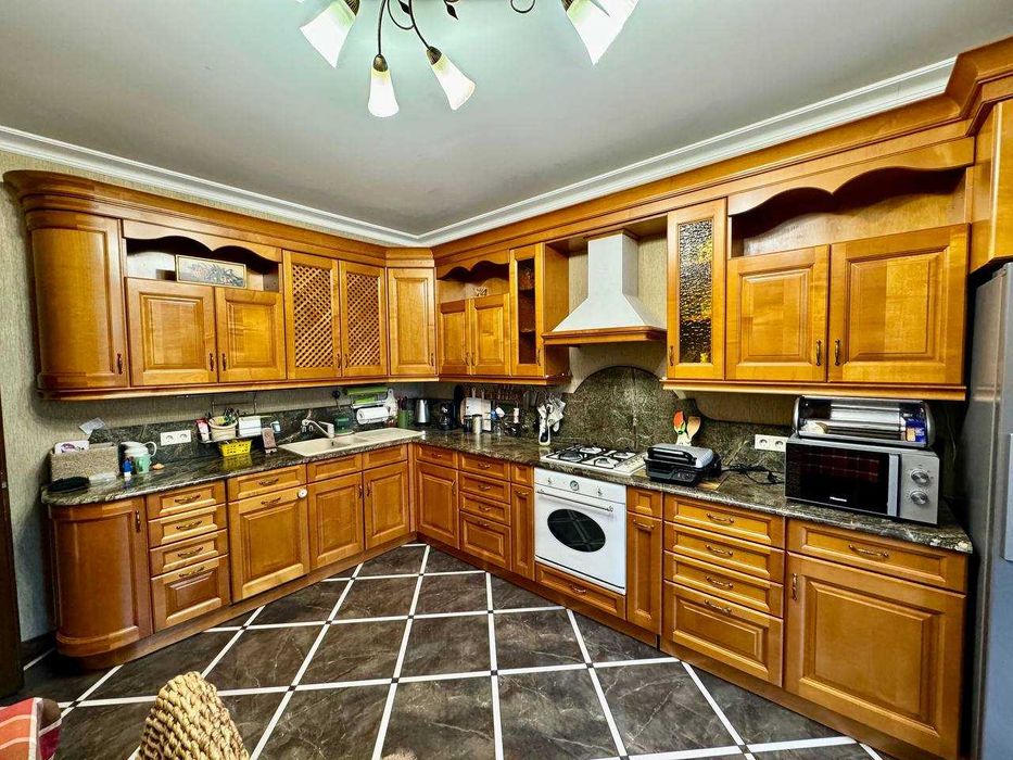 Продам просторий будинок по вул.Сельських (Алтайські озера)