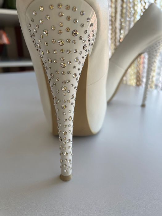 Білі шкіряні туфлі на високих підборах 36 розмір весільні/випускні