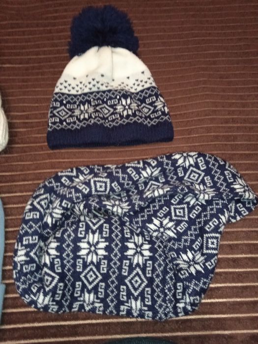 Зимние шапки  б/у, курточки на девочку