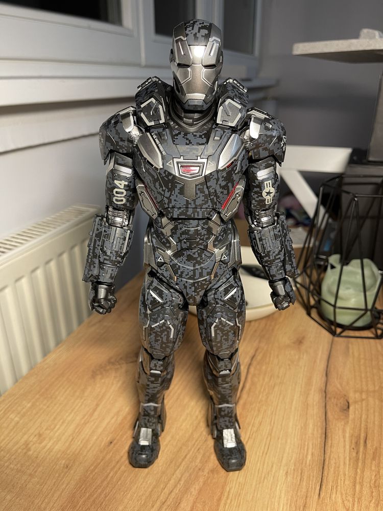 Hot Toys War Machine Mark IV Marvel Infinity War
