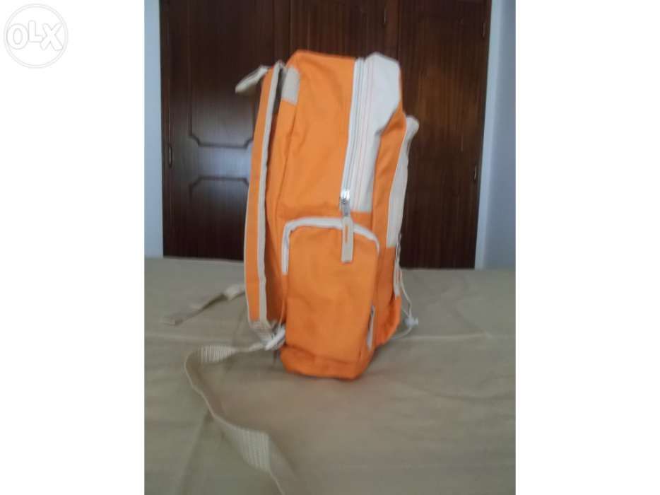 Mochila em tons laranja
