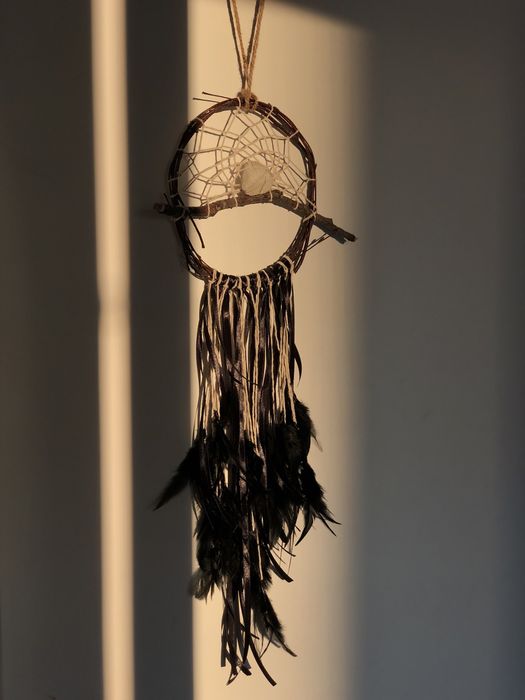 Черный ловец снов с перьями из натуральных материалов ручная работа