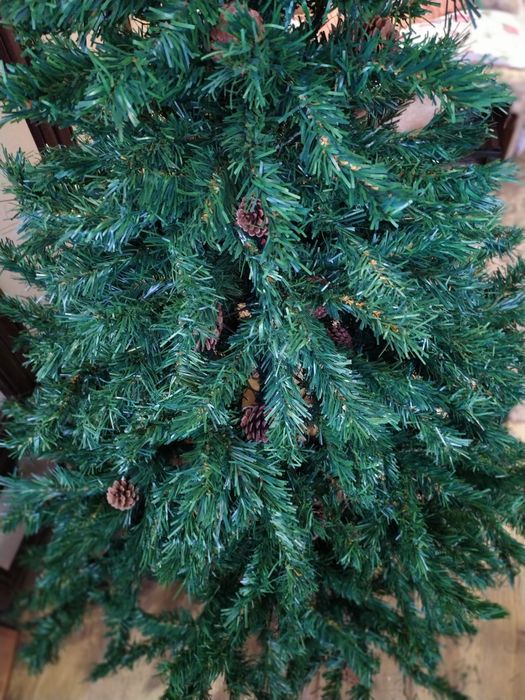 Штучна ялинка з шишками