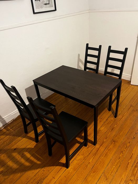 Conjunto de mesa e cadeiras