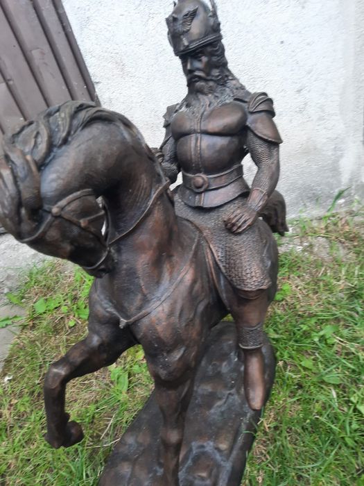 Rycerz na koniu, duża figura z brązu. Brąz. Wymienię