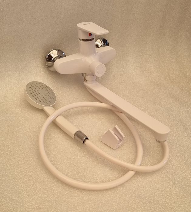 Новий змішувач для ванної білого кольору з комплектом ізТЕРМОПЛАСТИКУ