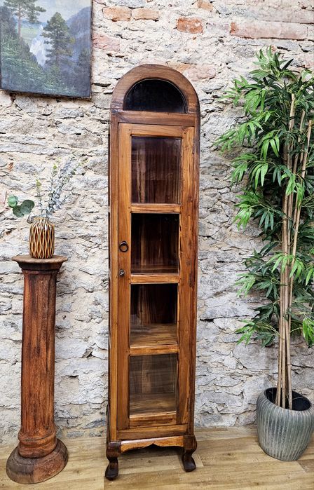 Stylowa witryna drewniana – unikatowy mebel z charakterem