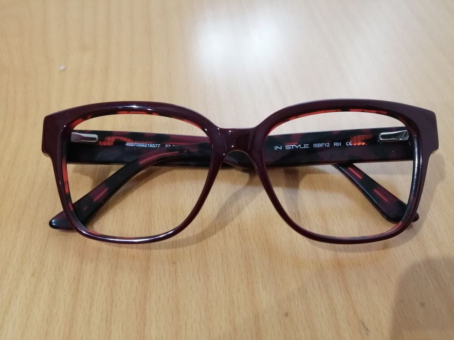 Vários óculos ótica e sol