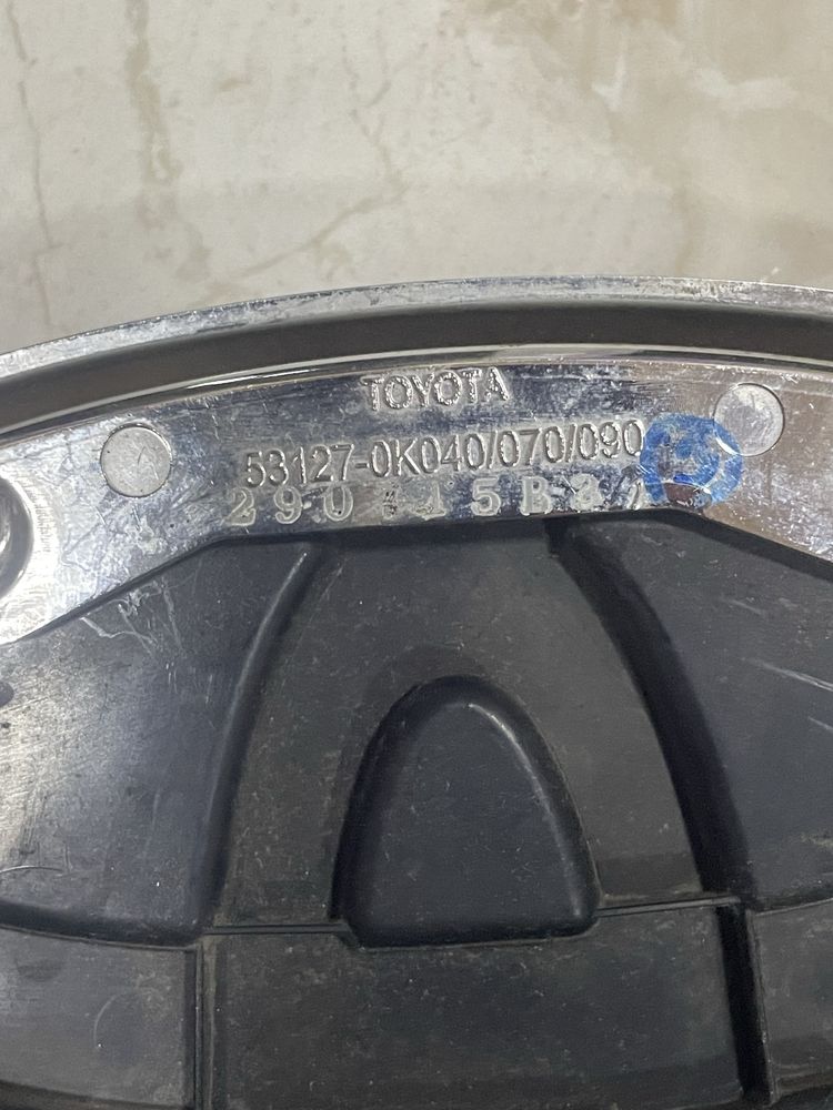 Продам значок емблему Toyota Hilux оригінал 75312-0K050
