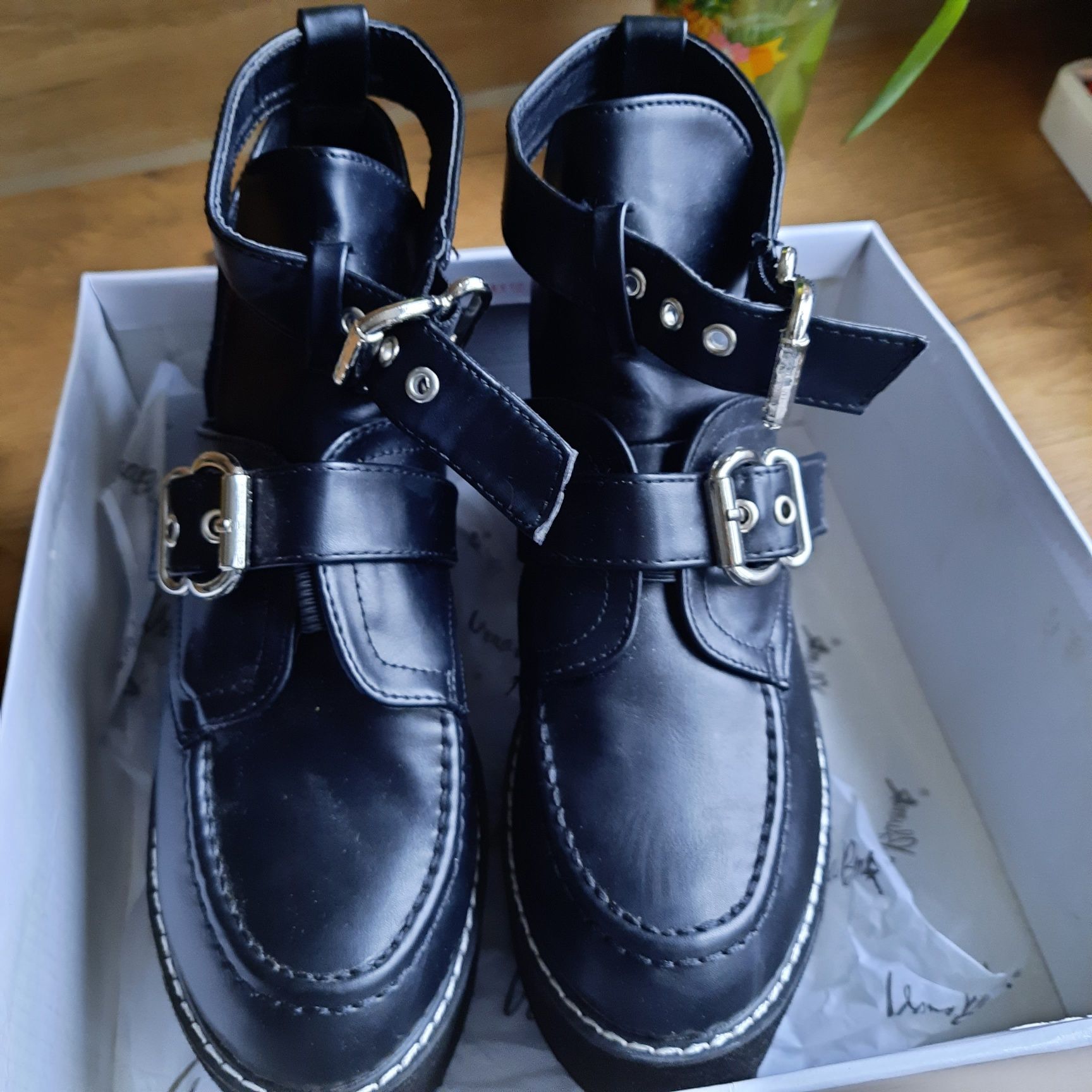 Buty na koturnie platformie 38