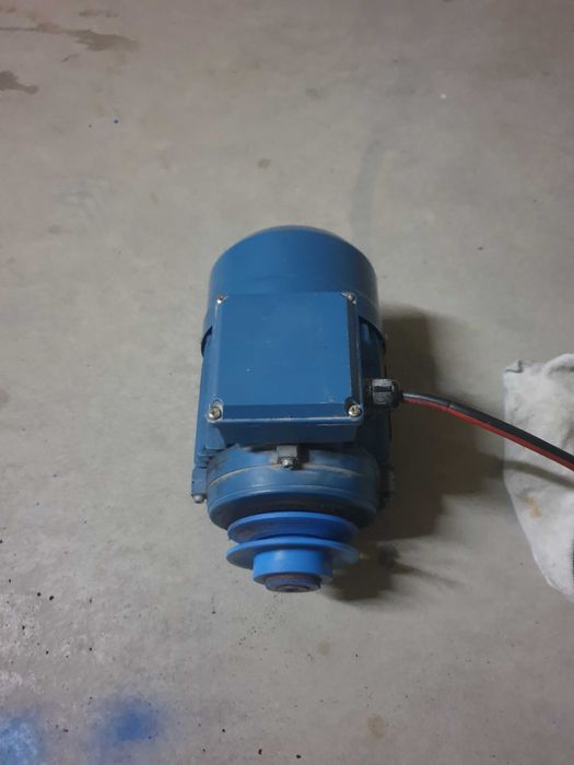 Motor elétrico trifasico marca universal motors de 1.1 kw como novo