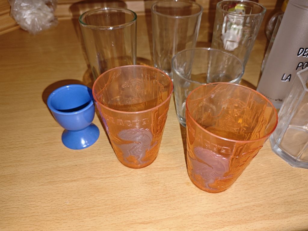 Szklanki, kubki, zastawa stołowa, solniczka, pieprzniczka, stare