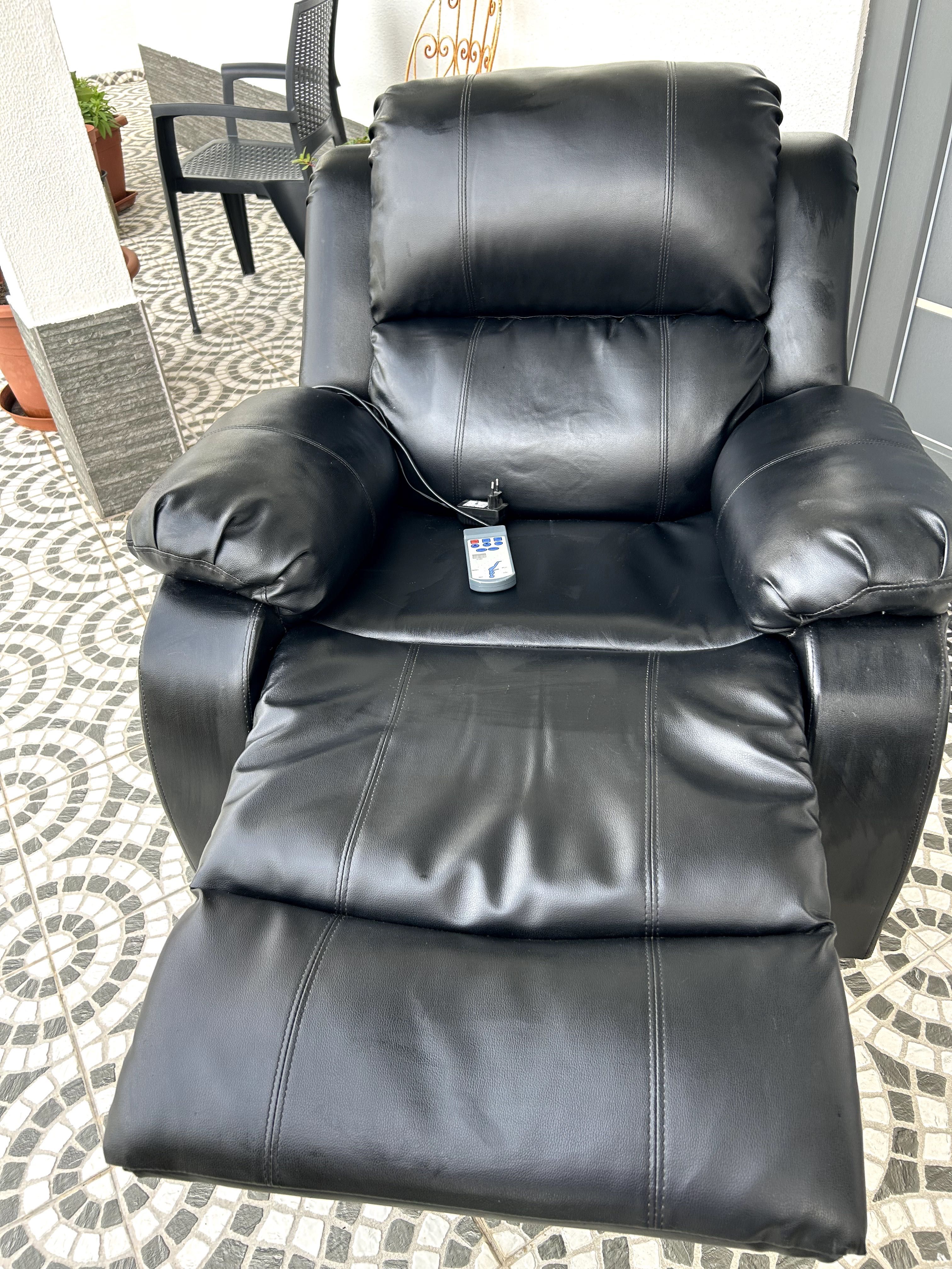 Sofá em pele preta com massagens de relaxar.