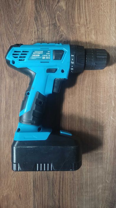 Акумуляторні шуруповерти Black & Decker EPC12 та Світязь ШН 1812