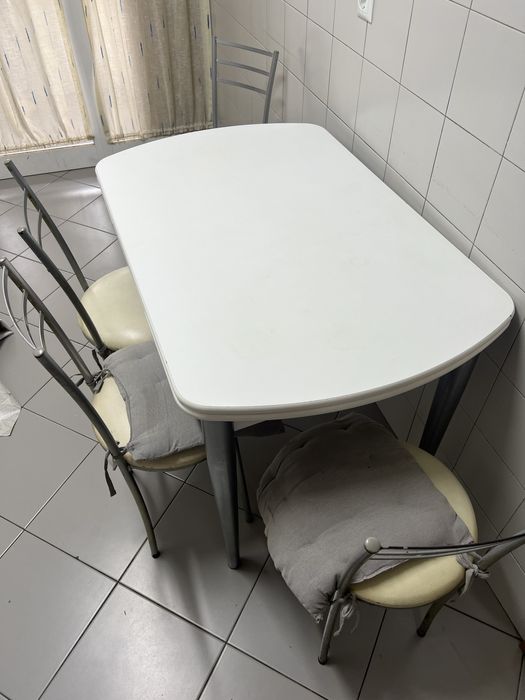 Mesa extensivel + 4 cadeiras