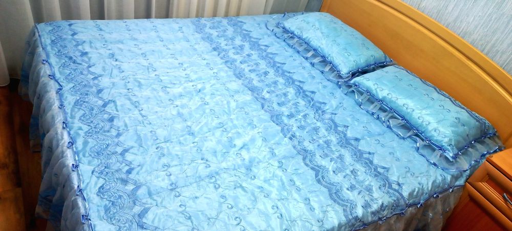 Покривало на двоспальне ліжко  з подушками.