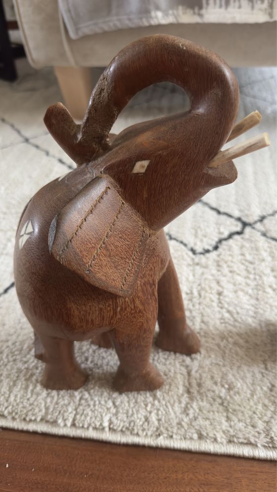 Figurki z drewna egzotycznego