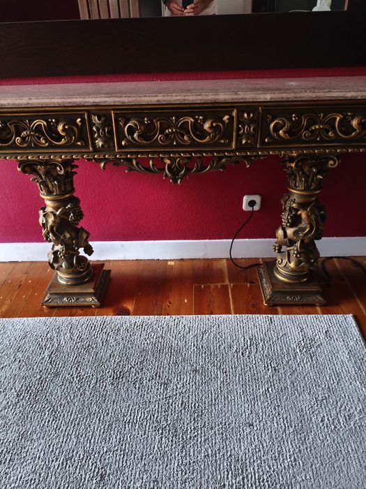 Consola antiga em madeira trabalhada