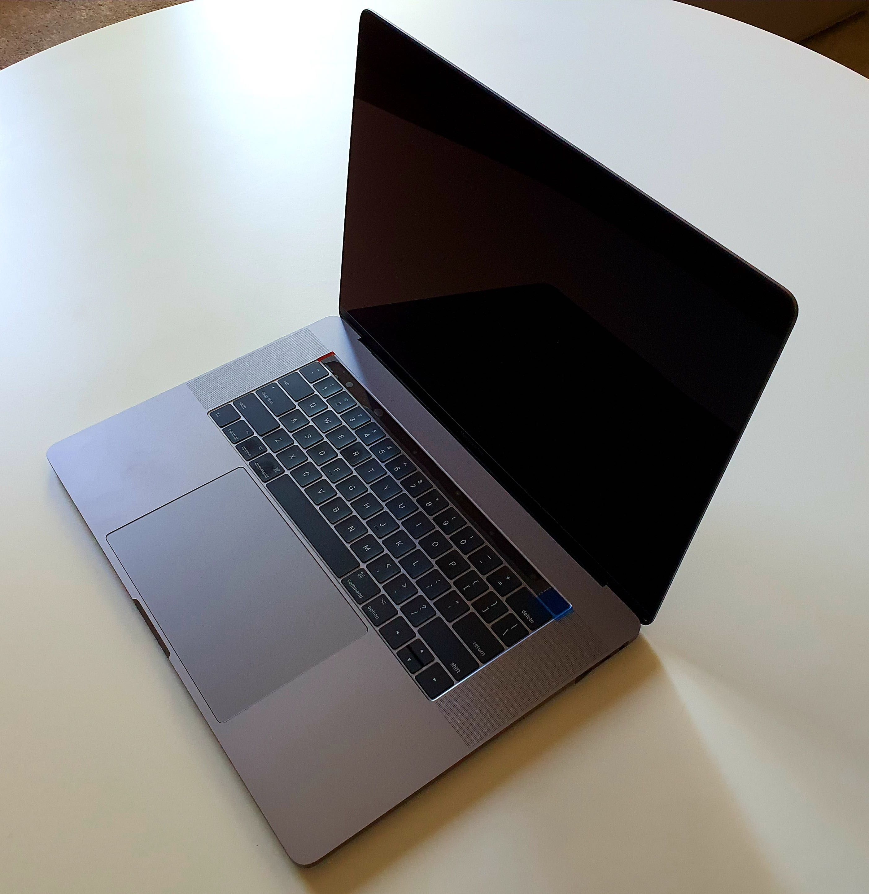 MacBook Pro 15" - bateria e teclado rigorosamente novos!
