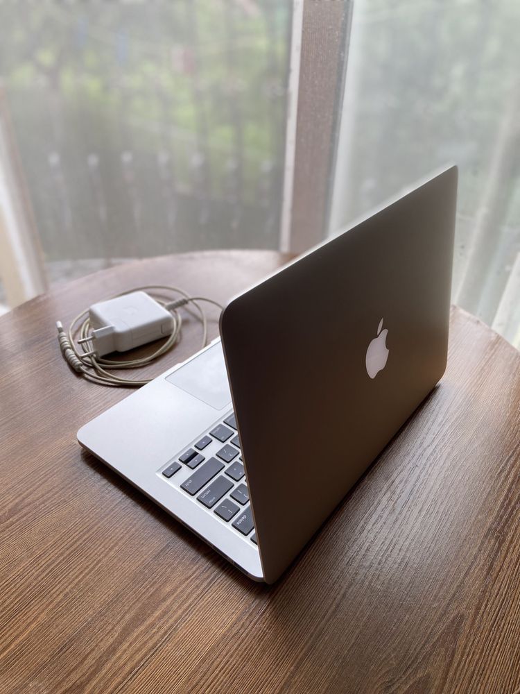 MacBook Pro 13’ 2015 (i7, 16gb, 1tb).