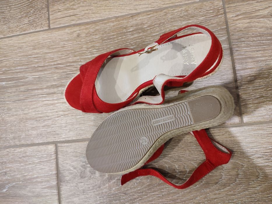 Buty na koturnie rozmaite 37