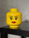 Żółty pojemnik LEGO głowa dziewczyna uśmiech
