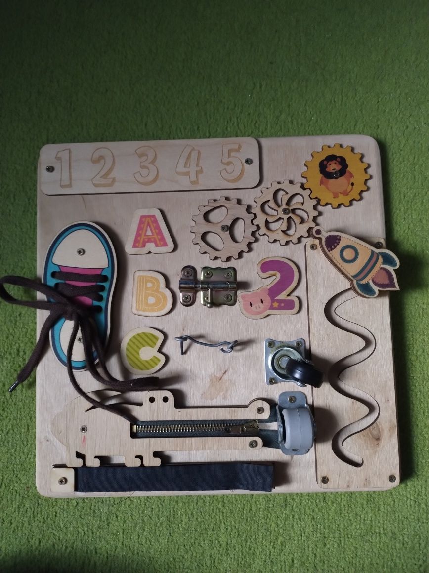 Tablica sensoryczna w stylu Montessori